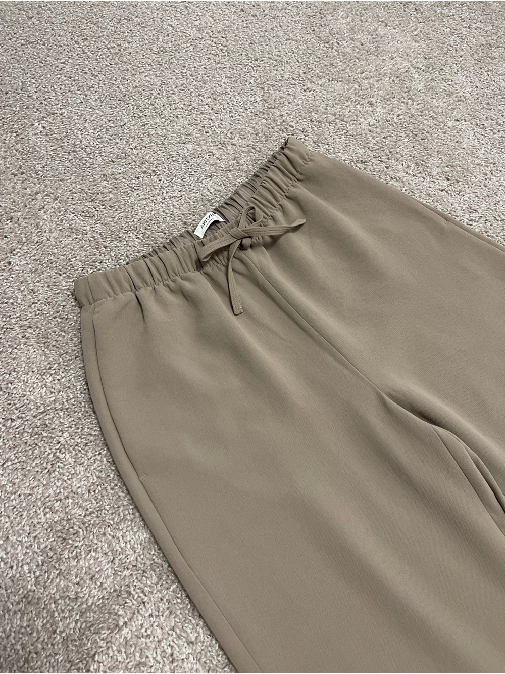 NWT Artizia The Lodge Pant- Crepette Nomad Taupe Size M Short - Picture 4 of 11